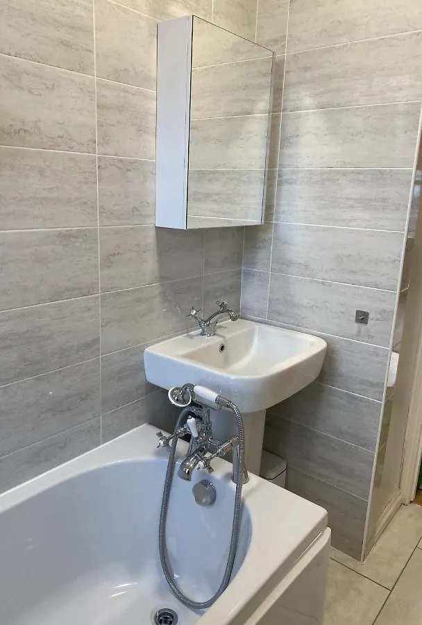 Spacious 1 Bedroom Flat In London Apartment