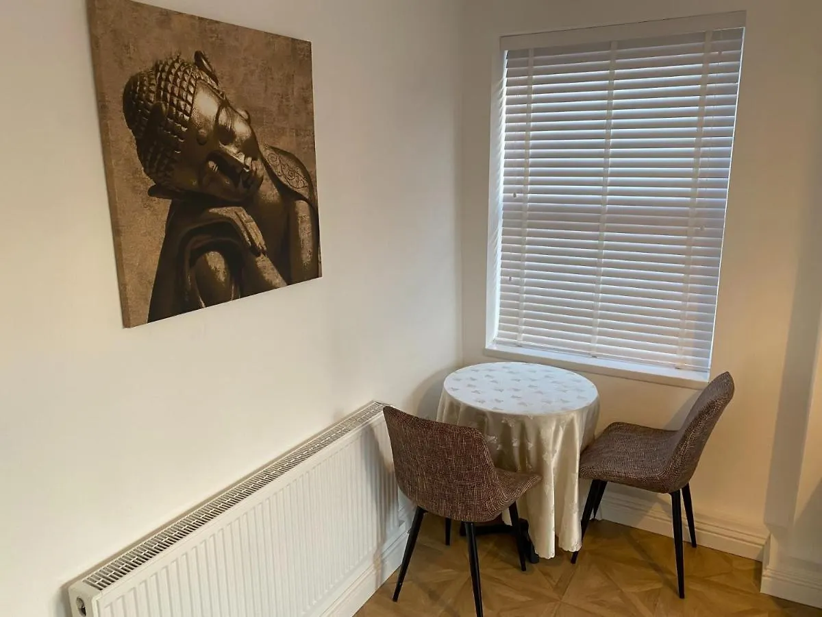 Spacious 1 Bedroom Flat In London 0*,