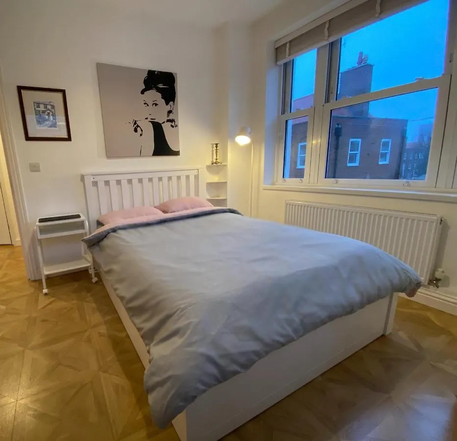 Spacious 1 Bedroom Flat In London Apartment